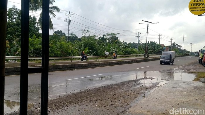 Kondisi jalan Pantura, Kandeman, Batang yang sempat kebanjiran, Selasa (25/3/2025) sore.