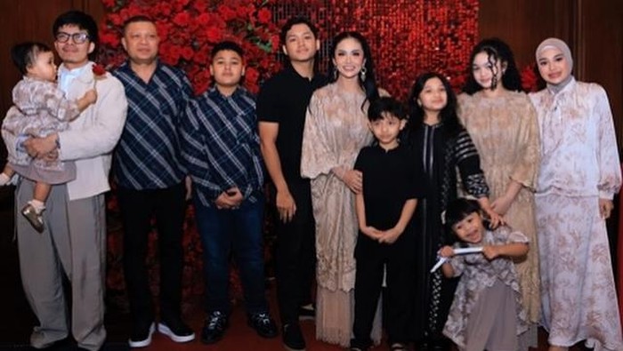 Kris Dayanti Kris Dayanti merayakan ulang tahun ke-50
