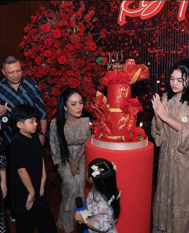 Kris Dayanti kini sudah resmi menginjak usia kepala 5. Merayakan pertambahan usianya itu, penyanyi yang akrab disapa KD memilih menggelar pesta ulang tahun mewah. Foto: Instagram/@krisdayantilemos