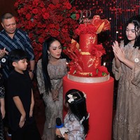 Kris Dayanti kini sudah resmi menginjak usia kepala 5. Merayakan pertambahan usianya itu, penyanyi yang akrab disapa KD memilih menggelar pesta ulang tahun mewah. Foto: Instagram/@krisdayantilemos