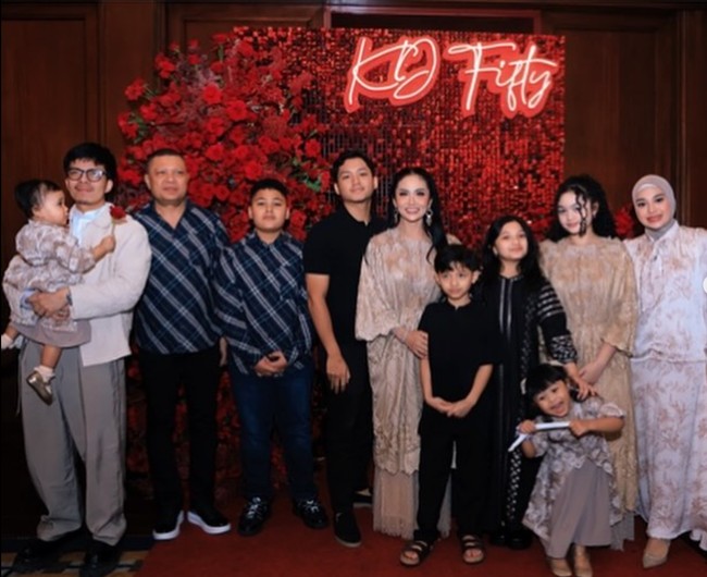 Suami, anak-anak, hingga menantu dan cucu KD turut hadir. Aurel bersama Atta dan kedua anaknya terlihat kompak mengenakan busana berwarna coklat. Foto: Instagram/@krisdayantilemos