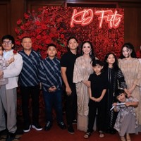 Suami, anak-anak, hingga menantu dan cucu KD turut hadir. Aurel bersama Atta dan kedua anaknya terlihat kompak mengenakan busana berwarna coklat. Foto: Instagram/@krisdayantilemos