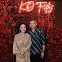 Krisdayanti sendiri tampil cantik kenakan busana berwarna coklat keemasan. Busana yang dikenakannya tampak cantik dengana payet dan aksen berbentuk bunga. Ia kemudian memadukannya dengan rok tutu warna senada. Foto: Instagram/@krisdayantilemos