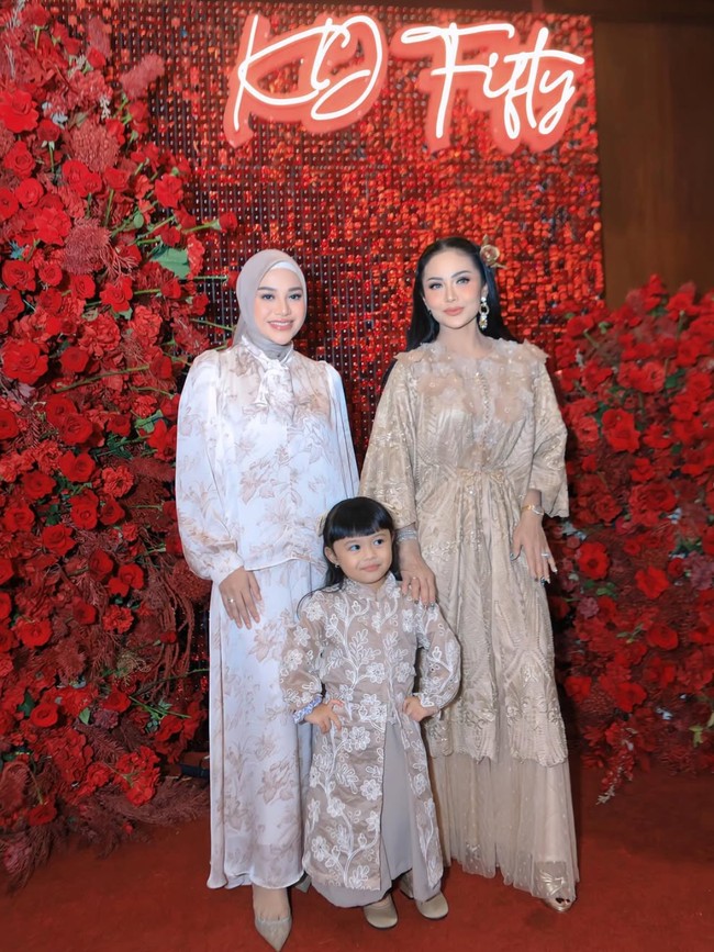 Meski kini sudah kepala 5 namun penampilan KD masih tetap terlihat cantik menawan. Tak sedikit yang memuji penampilan istri Raul Lemos tersebut. Foto: Instagram/@krisdayantilemos