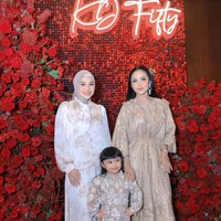 Meski kini sudah kepala 5 namun penampilan KD masih tetap terlihat cantik menawan. Tak sedikit yang memuji penampilan istri Raul Lemos tersebut. Foto: Instagram/@krisdayantilemos