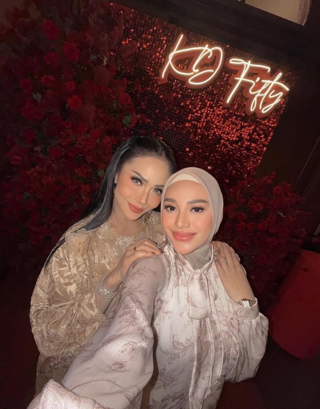 KD tampil kompak dengan putrinya, Aurel Hermansyah. Banyak yang menyebut jika keduanya terlihat semakin mirip. Kembar, komentar salah seorang netizen. HBD Gammi jadi kembar sama Aurel ,cucu cantik sayang Avo ya, tambah netizen lain. Foto: Instagram/@krisdayantilemos