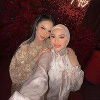 KD tampil kompak dengan putrinya, Aurel Hermansyah. Banyak yang menyebut jika keduanya terlihat semakin mirip. Kembar, komentar salah seorang netizen. HBD Gammi jadi kembar sama Aurel ,cucu cantik sayang Avo ya, tambah netizen lain. Foto: Instagram/@krisdayantilemos