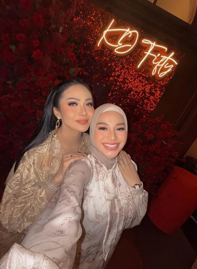 Riasan wajah Krisdayanti dan Aurel juga terlihat mirip dengan hasil akhir yang flawless dan glowing. Keduanya juga memilih kenakan lipstik berwarna pink nude. Foto: Instagram/@krisdayantilemos