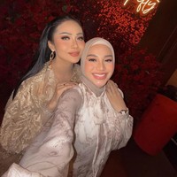 Riasan wajah Krisdayanti dan Aurel juga terlihat mirip dengan hasil akhir yang flawless dan glowing. Keduanya juga memilih kenakan lipstik berwarna pink nude. Foto: Instagram/@krisdayantilemos