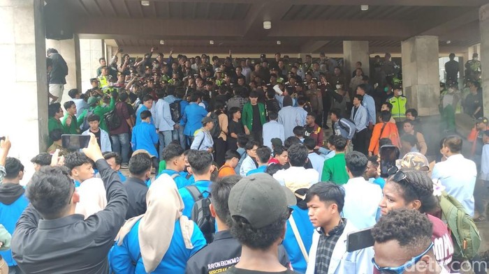 Mahasiswa aksi tolak revisi UU TNI di DPRD Sumsel.
