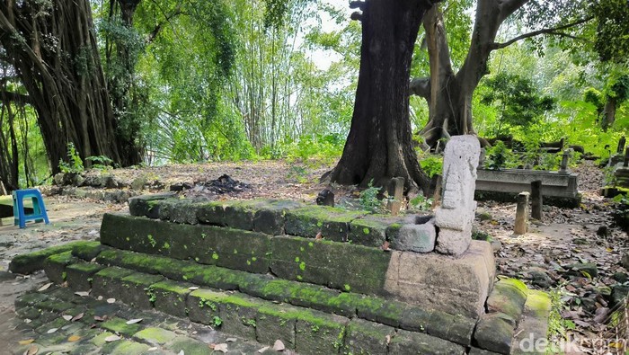 Makam Mbah Tameng di Kawasan Makam Sunan Giri