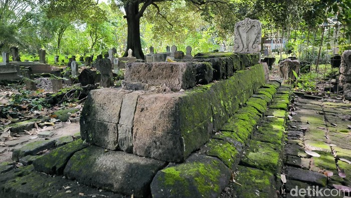 Makam Mbah Tameng di Kompleks Makan Sunan Giri