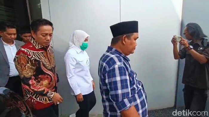 Mantan Wakil Wali Kota Palembang Fitiranti memenuhi panggilan ke Kejari Palembang.