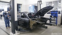 BMW Indonesia bersama dengan BMW Ultima resmikan Body & Paint Training Center pertama di Asia Tenggara yang berlokasi di Tangerang Selatan, Banten, Senin (24/3/2025).  