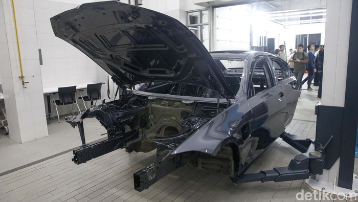 Melihat Fasilitas Body Paint Training Center Pertama di Asia Tenggara BMW Indonesia bersama dengan BMW Ultima resmikan Body & Paint Training Center pertama di Asia Tenggara yang berlokasi di Tangerang Selatan, Banten, Senin (24/3/2025).