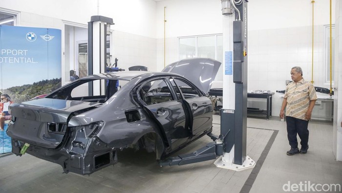 BMW Indonesia bersama dengan BMW Ultima resmikan Body & Paint Training Center pertama di Asia Tenggara yang berlokasi di Tangerang Selatan, Banten, Senin (24/3/2025).