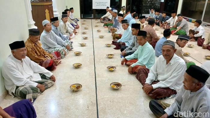 Melihat Tradisi Bukber Sebulan Penuh di Desa Gawang, Pacitan