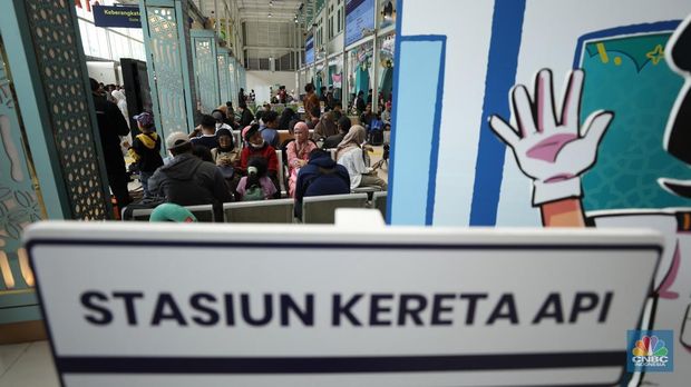 Memasuki hari ke-25 ramadan atau seminggu menjelang Hari Raya Idul Fitri 1446 Hijriah atau Lebaran 2025 antrran calon penumpang kereta terus berdatangan ke ruang tunggu sekitar area Stasiun. (CNBC Indonesia/Tri Susilo)