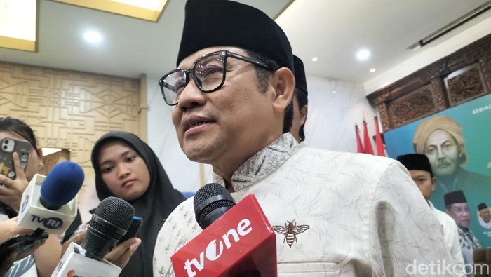 Menko Pemberdayaan Masyarakat, Muhaimin Iskandar (Cak Imin) menanggapi soal maraknya ormas meminta tunjangan hari raya (THR) kepada pelaku usaha dengan memaksa. (Maulani/detikcom)