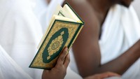 Ramadan adalah bulan Al-Quran. Sebagaimana firman Allah SWT dalam surah Al-Baqarah ayat 185, Bulan Ramadan adalah (bulan) yang di dalamnya diturunkan Al-Qur’an sebagai petunjuk bagi manusia dan penjelasan-penjelasan mengenai petunjuk itu serta pembeda (antara yang hak dan yang batil)... Foto: Kementerian Haji dan Umrah Arab Saudi