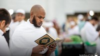 Jemaah di Dua Masjid Suci ramai-ramai menghidupkan Ramadan dengan membaca Al-Quran. Foto: Kementerian Haji dan Umrah Arab Saudi