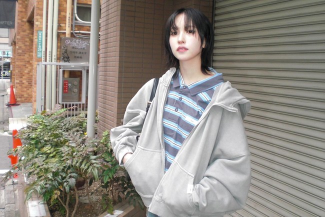 Dalam foto yang diunggah di Instagram, idol KPop asal Jepang terlihat dengan potongan rambut ‘shaggy’ pendek. Gaya itu membuatnya tampak seperti orang yang berbeda.  Foto: Instagram @mina_sr_my