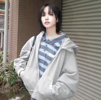 Dalam foto yang diunggah di Instagram, idol KPop asal Jepang terlihat dengan potongan rambut ‘shaggy’ pendek. Gaya itu membuatnya tampak seperti orang yang berbeda.  Foto: Instagram @mina_sr_my