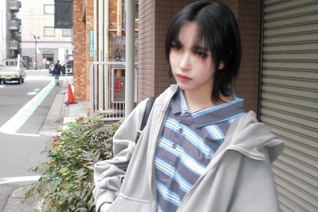 Sebelumnya wanita 28 tahun tersebut hampir selalu tampil berambut panjang dengan gaya busana feminim.Foto: Instagram @mina_sr_my