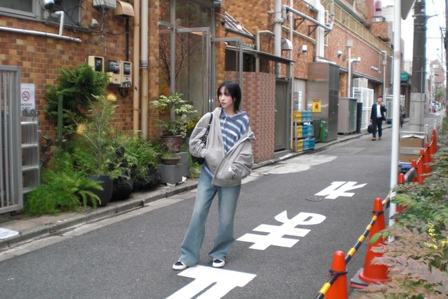 Penggemar pun pangling ketika melihat Mina tampil dengan rambut dan gaya busana yang bisa dibilang tomboy saat berpose di jalanan Tokyo. Foto: Instagram @mina_sr_my