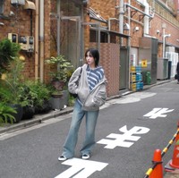 Penggemar pun pangling ketika melihat Mina tampil dengan rambut dan gaya busana yang bisa dibilang tomboy saat berpose di jalanan Tokyo. Foto: Instagram @mina_sr_my