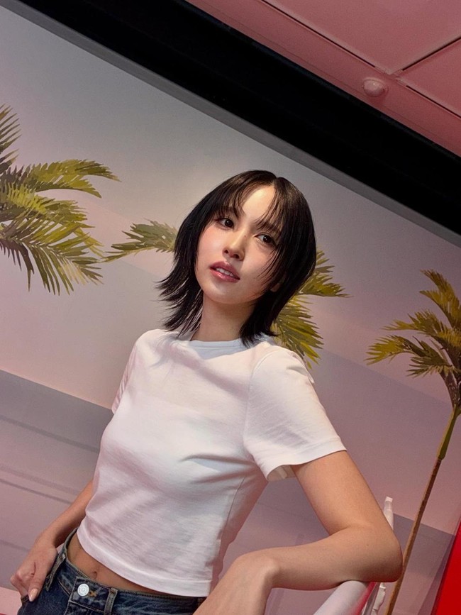 Mina TWICE dikenal dengan kecantikannya yang anggun dan elegan. Karena itu, para penggemar terkejut ketika melihat penampilan terbarunya. Foto: Instagram @mina_sr_my