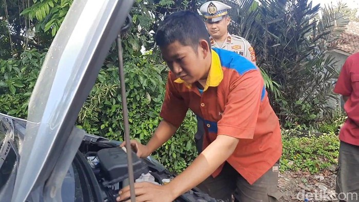 Montir bengkel berjalan Polres Tasikmalaya layani kendaraan pemudik yang mogok.