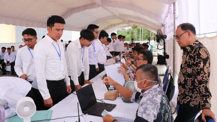 Para CPNS saat mengikuti seleksi