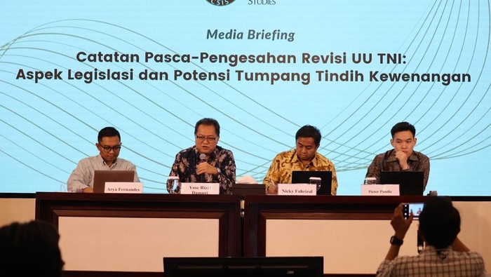Para peneliti CSIS dalam Media Briefing berjudul Catatan Pasca-Pengesahan Revisi UU TNI pada Senin (24/3/2025). (Dok CSIS)