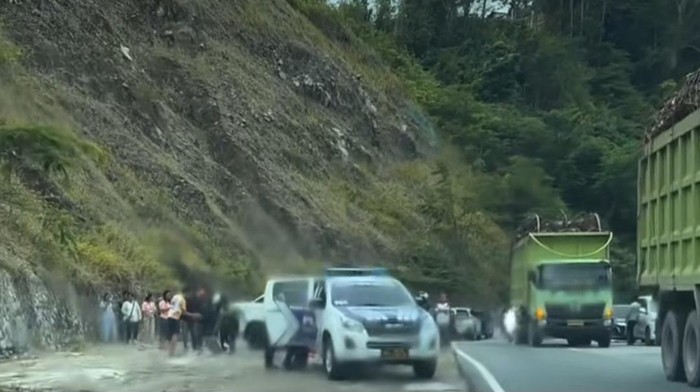 Polisi olah TKP 2 mahasiswi boncengan motor ditabrak truk dari arah belakang di Jalur Kebun Kopi, Parigi Moutong.