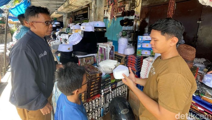 Menjelang Lebaran, omzet pedagang perlengkapan salat meningkat dibandingkan hari biasa. Sebab, perlengkapan salat menjadi salah satu hal yang dibutuhkan di momen Idul Fitri.