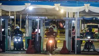 Pemudik motor melakukan pengecekan tiket di Pelabuhan Pelindo Ciwandan, Kota Cilegon, Banten, Senin (24/3/2025). 