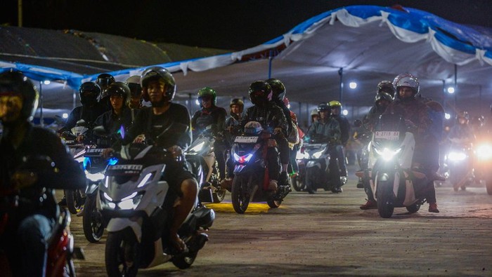 Pelabuhan Pelindo Ciwandan mulai dibuka untuk mudik Pemudik motor melintas menuju kapal di Pelabuhan Pelindo Ciwandan, Kota Cilegon, Banten, Senin (24/3/2025). Pemerintah mulai membuka Pelabuhan Pelindo Ciwandan untuk penyeberangan pemudik motor dari sebelumnya dijadwalkan pada Rabu (26/3) menjadi Senin (24/3) sebagai antisipasi lonjakan arus mudik Lebaran 2025. ANTARA FOTO/Muhammad Bagus Khoirunas/foc.