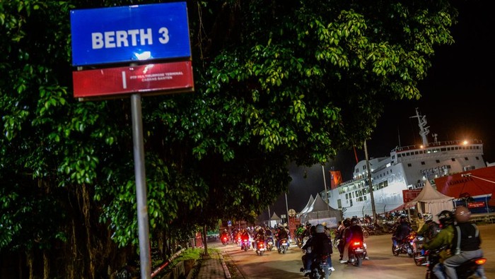 Pelabuhan Pelindo Ciwandan mulai dibuka untuk mudik Pemudik motor melintas menuju kapal di Pelabuhan Pelindo Ciwandan, Kota Cilegon, Banten, Senin (24/3/2025). Pemerintah mulai membuka Pelabuhan Pelindo Ciwandan untuk penyeberangan pemudik motor dari sebelumnya dijadwalkan pada Rabu (26/3) menjadi Senin (24/3) sebagai antisipasi lonjakan arus mudik Lebaran 2025. ANTARA FOTO/Muhammad Bagus Khoirunas/foc.
