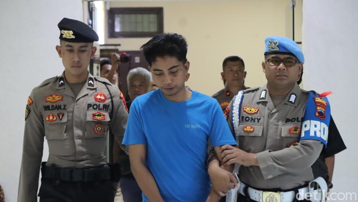 Pelaku penusukan menyebabkan 1 orang tewas dan 1 luka-luka saat press release di Mapolres Banjarnegara, Selasa (25/3/2025).