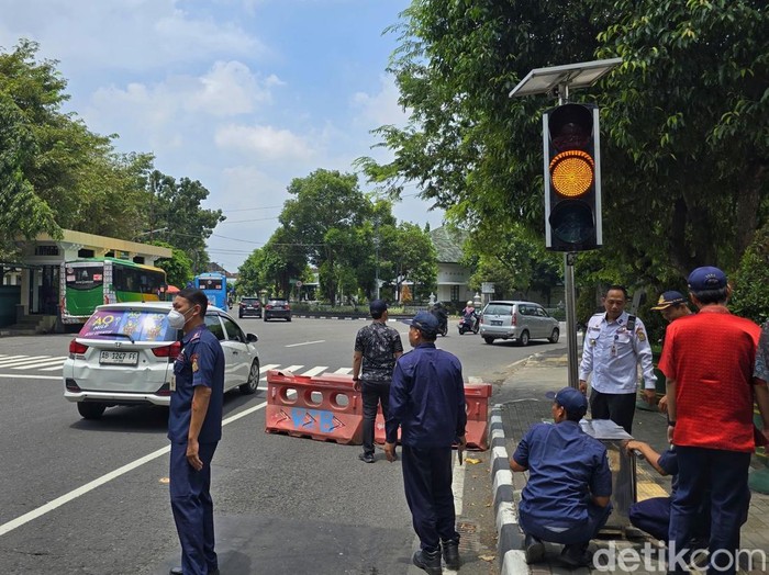 Pemasangan APILL portabel di kawasan Kridosono, Jogja, Selasa (25/3/2025).