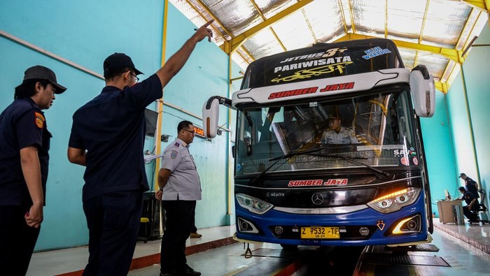 Petugas memeriksa kelaikan jalan armada bus di Kantor Dinas Perhubungan (Dishub) Kabupaten Tangerang, Banten, Selasa (25/3/2025). Dishub Kabupaten Tangerang menargetkan sebanyak 64 armada bus mudik gratis Lebaran 2025 dilakukan ramp check untuk meningkatkan kelayakan operasional angkutan serta memberikan rasa aman dan nyaman kepada penumpang. ANTARA FOTO/Putra M. Akbar/YU