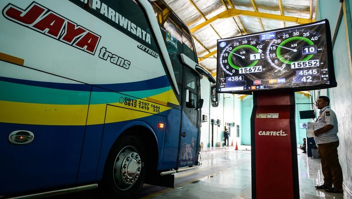 Petugas memeriksa kelaikan jalan armada bus di Kantor Dinas Perhubungan (Dishub) Kabupaten Tangerang, Banten, Selasa (25/3/2025). Dishub Kabupaten Tangerang menargetkan sebanyak 64 armada bus mudik gratis Lebaran 2025 dilakukan ramp check untuk meningkatkan kelayakan operasional angkutan serta memberikan rasa aman dan nyaman kepada penumpang. ANTARA FOTO/Putra M. Akbar/YU