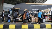 Pemudik mengantri memasuki bus saat arus mudik di Terminal Terpadu Pulo Gebang, Jakarta Timur, Selasa (25/3/2025).  