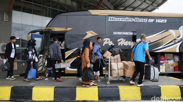 Pemudik di Terminal Pulo Gebang Mulai Meningkat