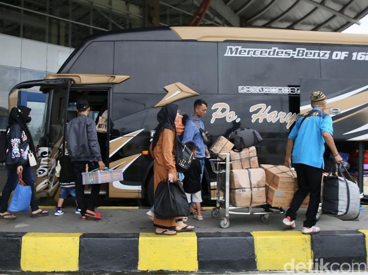Pemudik di Terminal Pulo Gebang Mulai Meningkat