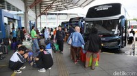 Jumlah pemudik di terminal terpadu Pulo Gebang, Kecamatan Cakung, Jakarta Timur mengalami peningkatan.  
