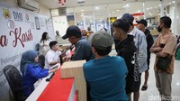 Tampak warga antre membeli tiket bus.  