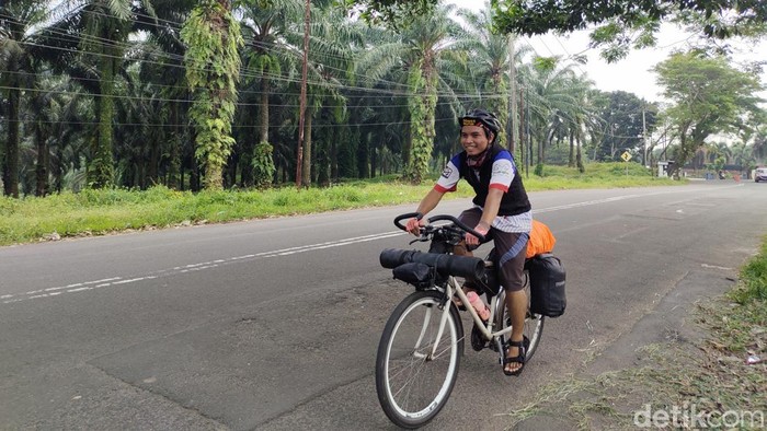 Pemudik Jeni Abdulrokhim (28) akan mengayuh sepeda sejauh 510 Km dari Kabupaten Lebak, Banten, menuju kampung halamannya di Purbalingga, Jawa Tengah (Foto: Fathul Rizkoh/detikcom).