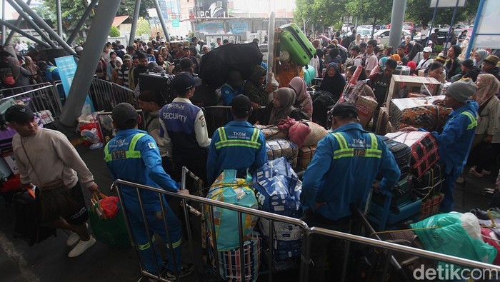 Ribuan calon penumpang membawa barang bawaan ke dalam Kapal Pelni Dobon Solo di Pelabuhan Tanjung Priok, Jakarta Utara, Selasa (25/3/2025).